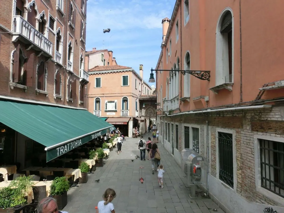 Family Three Minutes From San Marco Square, Venice Apartment