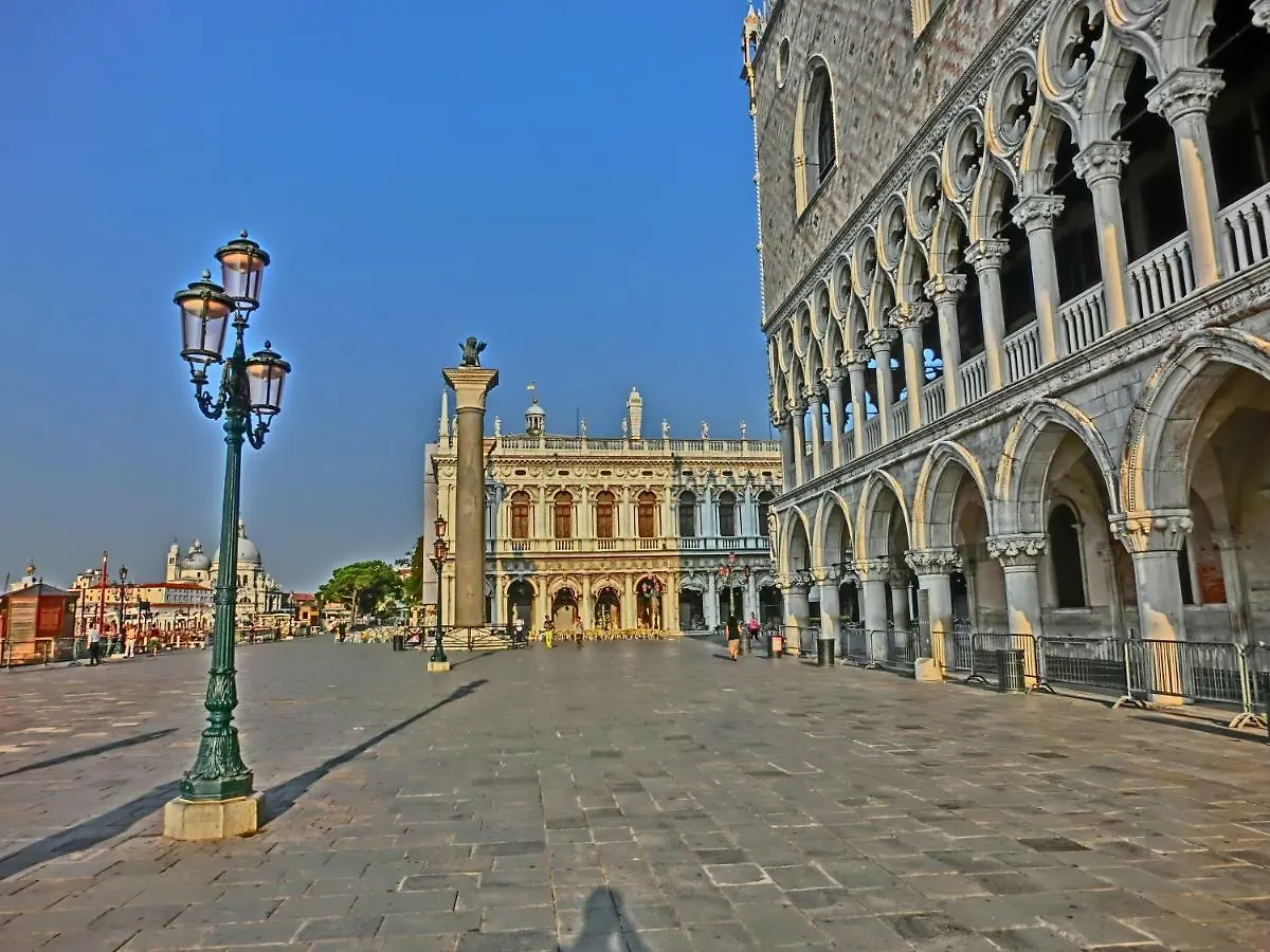 Family Three Minutes From San Marco Square, Venice Apartment