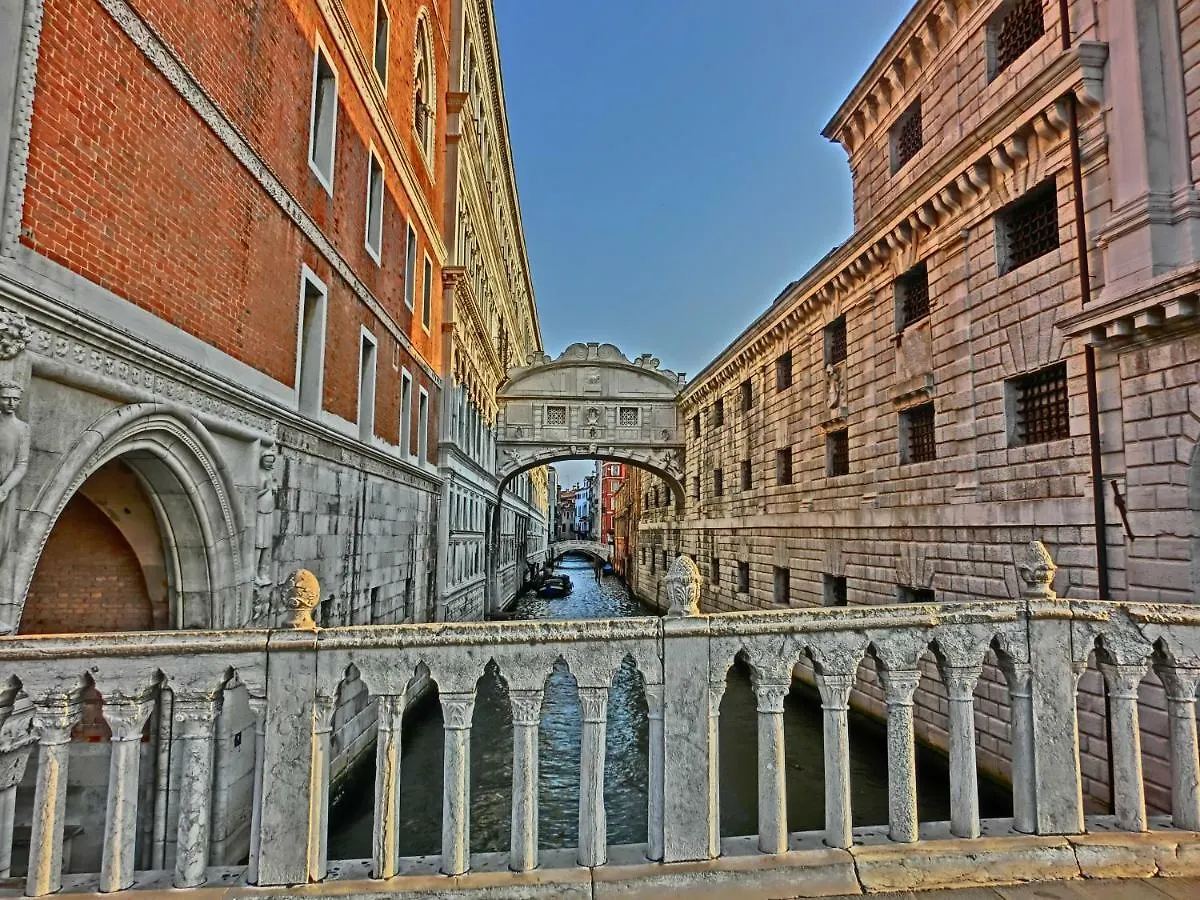 Family Three Minutes From San Marco Square, Venice Apartment 0*,