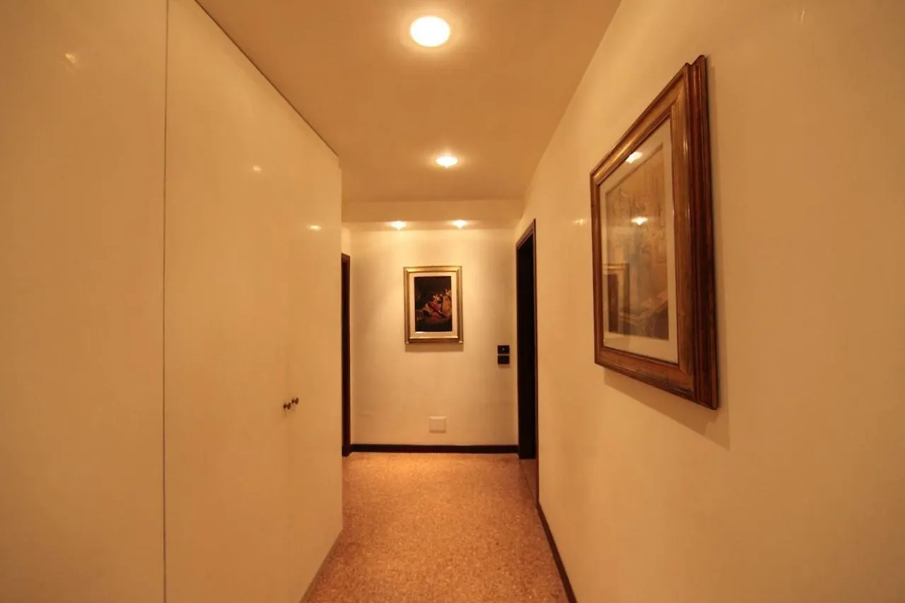 Family Three Minutes From San Marco Square, Venice Apartment