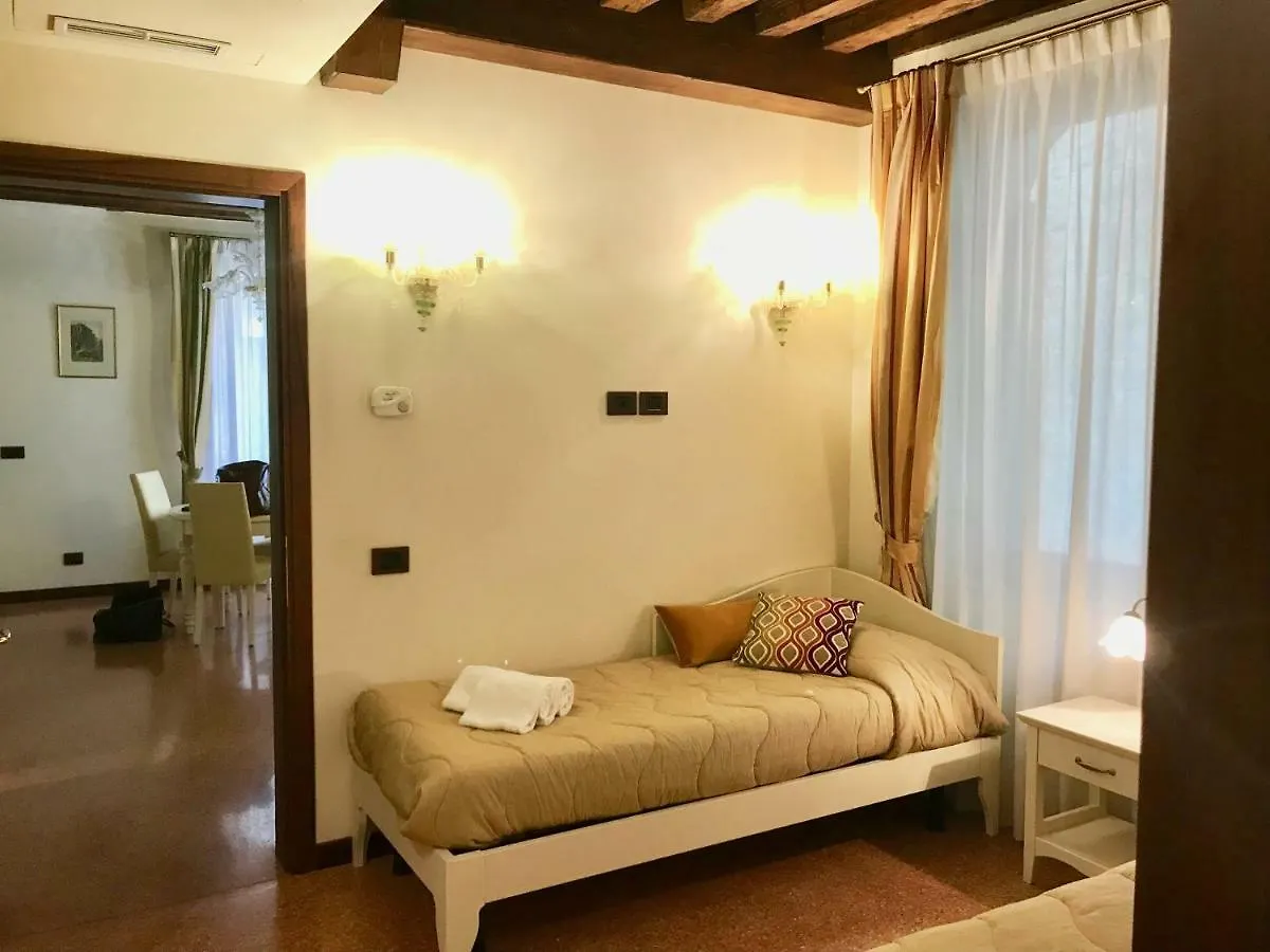 Family Three Minutes From San Marco Square, Venice Apartment Italy